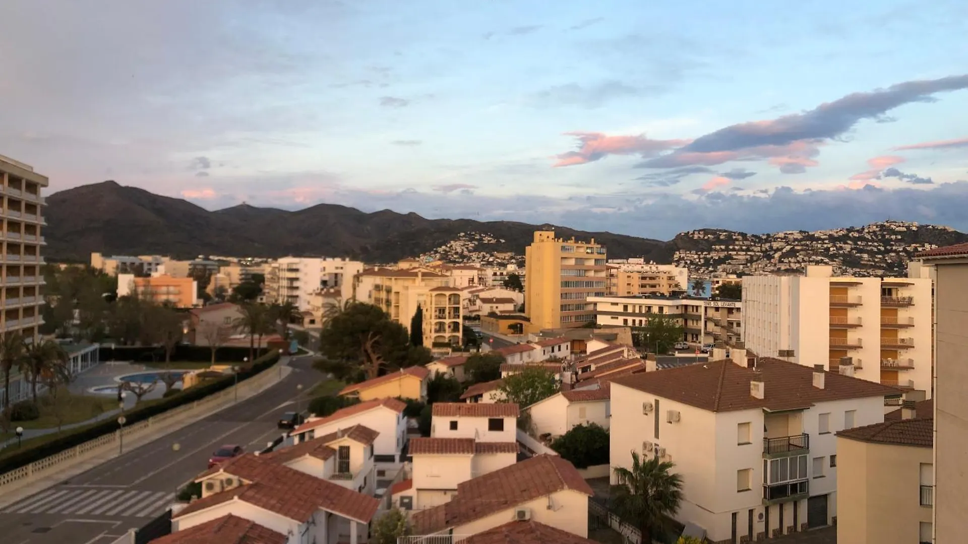 Апартаменты Studio Climatise, 400M Plage, Parking Prive Et Wifi Росас